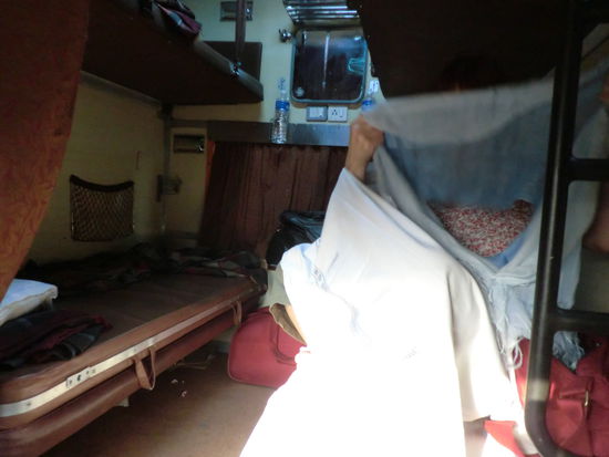 häuslich einrichten im Zug, die Tücher sind gegen die Kälte!