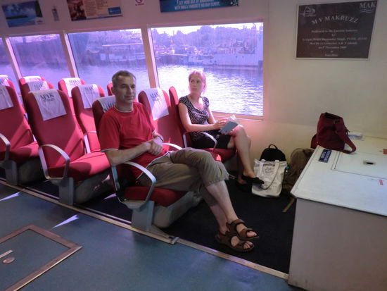 auf der Fähre, es gibt eine Dame, die die Plätze zuweist!