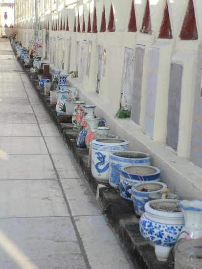 Urnengräber in einem Tempel