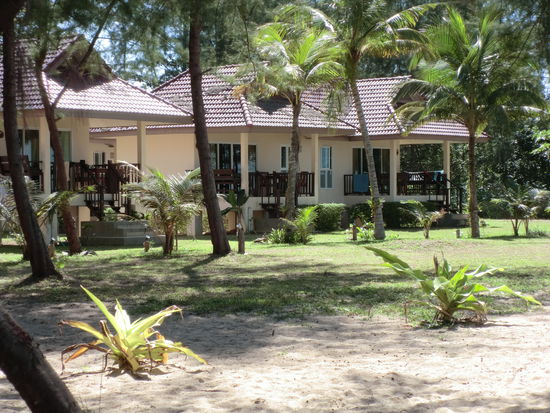 Pranee Beach Bungalows