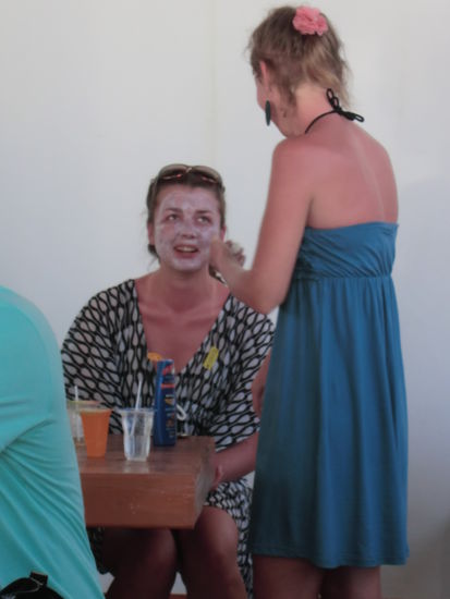 diese russischen Schönheiten hatten wohl zu viel Sonne und heute zu viel Creme