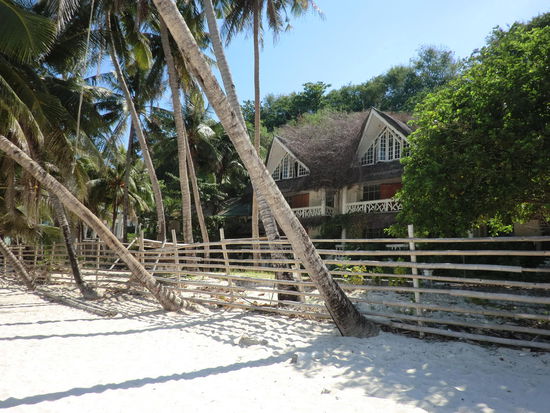 Am Ende des Strandes ein verlassenes Hotel und Einsamkeit und Ruhe