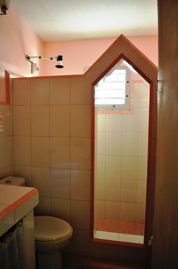 Das Bad mit WC, Dusche und Lavabo