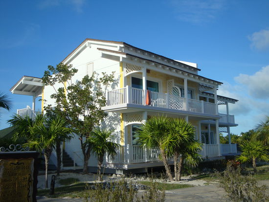 In diesen 'Wohneinheiten' sind je 8 Zimmer untergebracht. Diese Häuschen sind im ganzen Ressort verstreut.