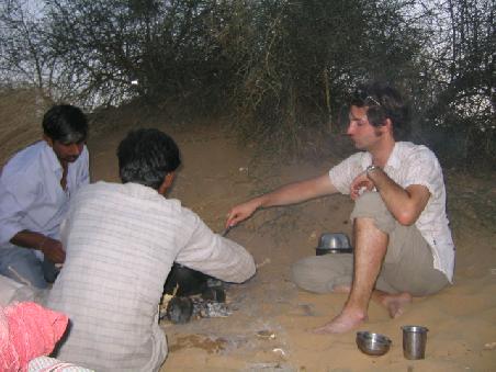 Beim kochen in der Wueste durfte ich helfen - das beste Essen seit meiner Zeit in Indien.