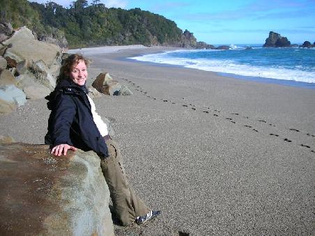 Und das ist Tanja, meine Travelcrew fuer die naechsten 10 Tagen, hier am Strand an der Westkueste.