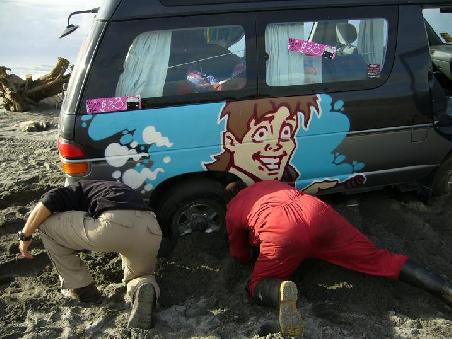 Auto ausbuddeln, insgesamt dauerte es 1h bis wir wieder festen Boden unter den Fuessen hatten -