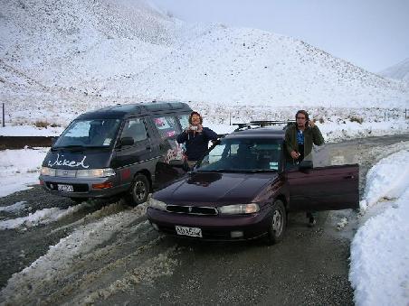 und Lorenz aus Deutschland unterwegs gewesen. Zwei Auto, drei Typen und sehr viel SPASS. Hier auf einem Bergpass...