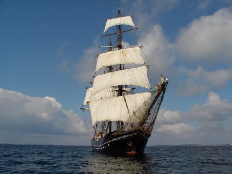 Dies ist die Roald Amundsen beim segeln in der Ostsee.