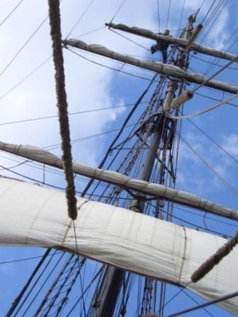 Erst jetzt erkennt man die 34m des Großtops.