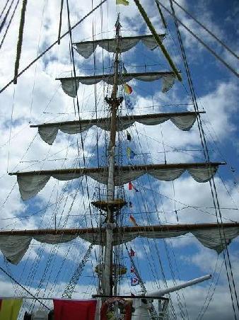 Im Hafen ein Lichtblick, das Mexikanische Segelschuhlschiff hat angelegt und wurde gleich von mir inspiziert.