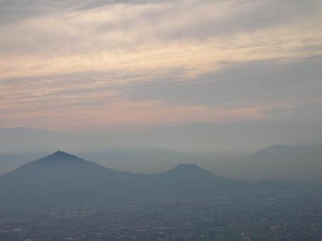 Und auch ein Sonnenuntergang darf nicht fehlen - vom SMOG der Stadt etwas getruebt aber mit Anden-Ausblick.