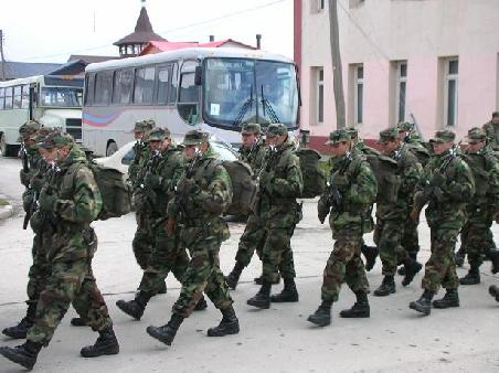 Chilenischer Nationalfiertag - vor unserem Hostel rueckt die Armee an.