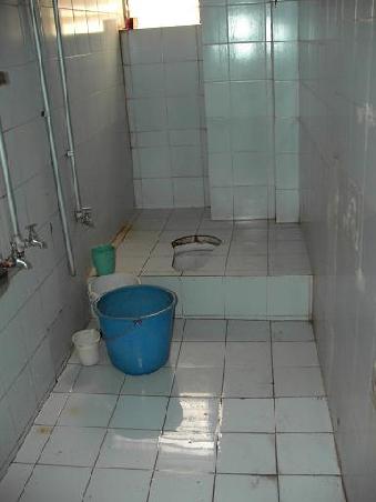 Meine erste indische Toilette und Dusche...
