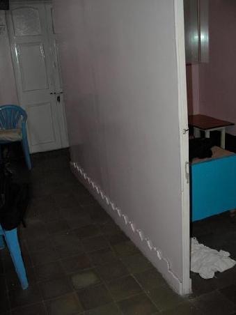 Rechts mein Zimmer - links die Reception, eine duenne Wand und ab 5Uhr morgens staendig Telfongespraeche...