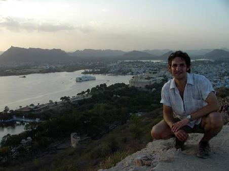 Udaipur: Lake Palace Hotel und die City.