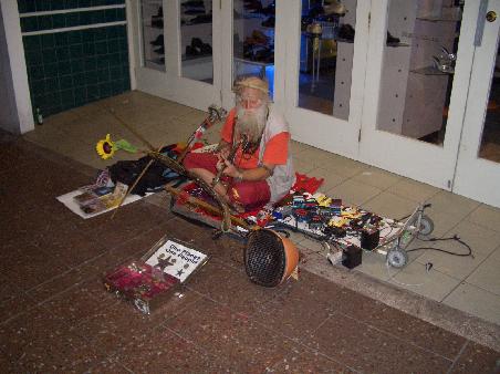 Mit seinem selbstgebauten Verstaerker und dieser Beschallung haette dieser Inder in der Kaufinger Str. in Muenchen sicher keine 5 Minuten bestanden.
