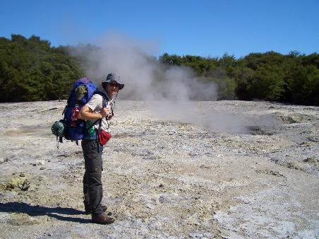 Heisse Thermalquellen in der Schwefelstadt Rotorua. Richen fuerchterlich und die Augen fangen an zu tränen. Wer hier sein ganzes Leben lang wohnt ist schon gestraft. Vielleicht kann man sich auch daran gewöhnen.
