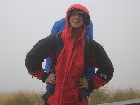 Es gibt ja bekanntlich kein schlechtes Wetter, nur schlechte Kleidung. Nachdem es die ganze Nacht durchgeregnet hat und um die Mittagszeit immer noch nicht besser zu werden scheint lief ich los.
Die kommenden 4 Std. bis zur Mangatepopo Hut regenete es durch.