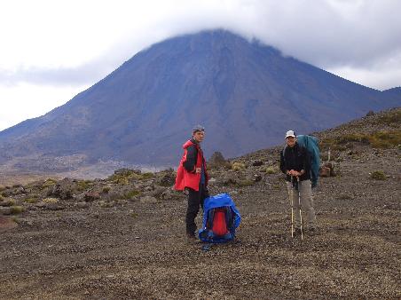 Nach 20 km stroemenden Regen sieht es am Tag darauf doch schon wieder ganz nett aus. Dies hier ist der Vulkan Mt Ngauruhoe. Von hier noch ca. 2 Std bis zur Waihohonu Hut.