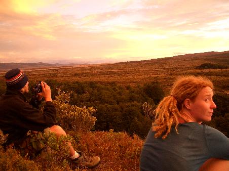 Beim Sonnenuntergang unweit der Waihohonu Hut. Die 10 Übernachtungsgäste inkl. der Hüttenwirtin (rechts) saßen verstreut am Hang oberhalb der Hütte und betrachteten das Naturschauspiel aus Sonne, Wind, Wolken, Bergen und langezogenen Hängen.