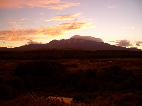 Der Vulkan Mt Ruapehu, unterhalb sieht man die Huette.