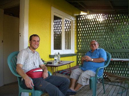 Das ist John aus Levin. Er meinte ok, er nimmt mich 120 km nach Wellington mit, aber nur wenn wir vorher an seinem Ferienhaus vorbeifahren und etwas trinken. Er fuhr mich nicht nur direkt vor das Hostel sonder lies es sich nicht nehmen mir 2 Uebernachtungen zu bezahlen. Seine Antwort "welcome to New Zealand"