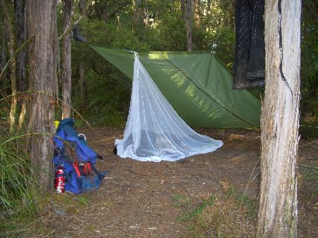 Einer der Schlafplaetze auf dem Abel Tasman Coast Track im Regenwald mit dem Namen "Torrent Bay Village"