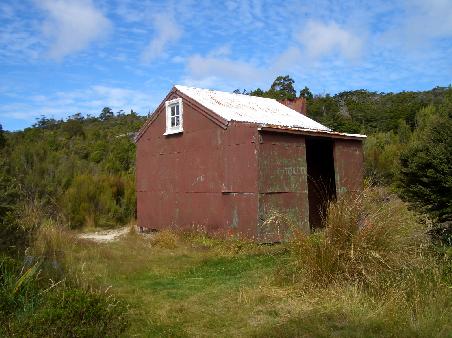Der Inlandtrack ist absolut einsam,
in 2 Tagen traf ich nur eine Person.
Hier im Bild die Moa Park Hut, bestehend aus einem Holzgestell als Bett und einer Blechverkleidung drumherum.