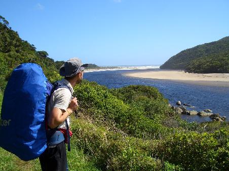 Das erste mal die Westkueste der Südinsel in Sichtweite, hier fliesst der Heaphy River ins Meer.