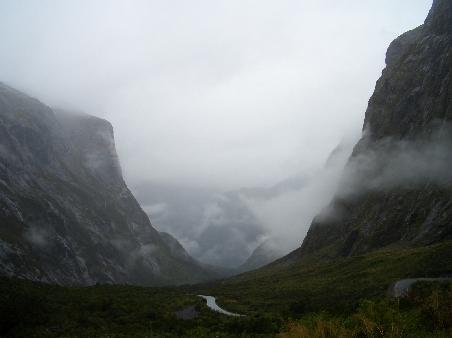 Die Strasse zum Fiord hinunter