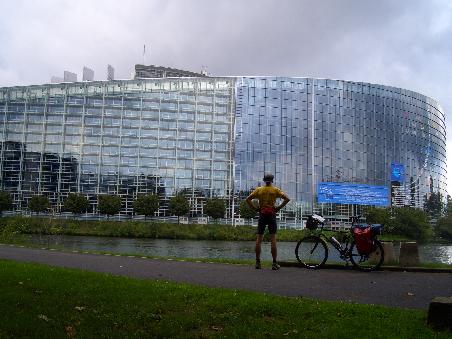 Das Europaeische Parlament in Strasbourg, dem Schwarzwald auf der anderen Seite wieder herunten.