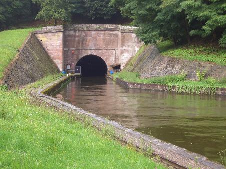 Ploetzlich ein Schiffstunnel, auch hier [wie links zu sehen] gibt es kein durchkommen.