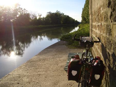 Die schoenste Uebernachtung an einem Brueckenpfeiler, neben mir der Fluss Marne, der mich nach Paris begleitet.