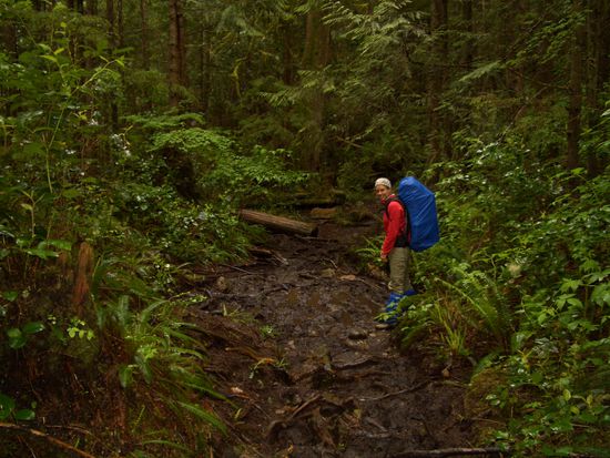 Bestens gelaunt und mit insgesamt 38 kg Ausruestung inkl. Wasser geht es rein in die Wildniss.