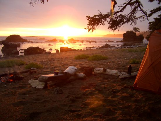 Sonnenuntergang am Strand mit Lagerfeuer neben dem Zelt, was moechte man mehr? 
Ok ein kuehles Augustiner fehlt natuerlich schon 