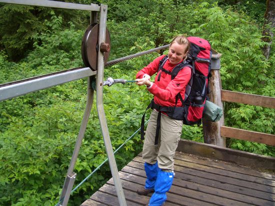 Das mit den CableCars ist eine anstrengende Angelegenheit. Erst muss das Ding rangezogen werden und dann mit uns darauf ueber den Fluss.