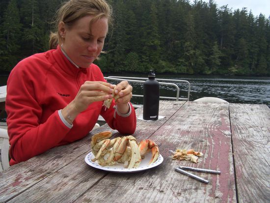 Inmitten der Wildniss lebt ein Indianer, der die Trekker mit einem Boot ueber den Fluss bringt.