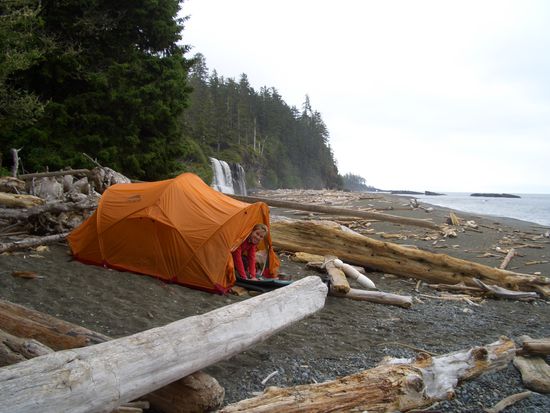 Eine Dusche unter dem Wasserfall und wie jeden Tag Zelt aufbauen und Essen kochen.