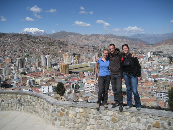 Wir vor der wilden Stadtlandschaft. Im Hintergrund der 6439m hohe Hausberg von La Paz, Nevado Illimani.