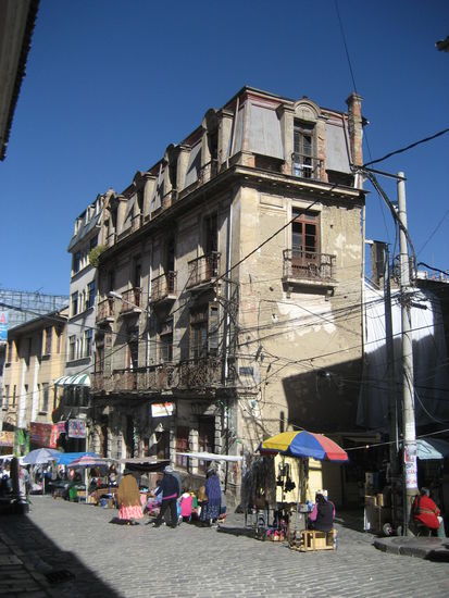 Eines der vielen verfallenen Kolonialhauser in La Paz.