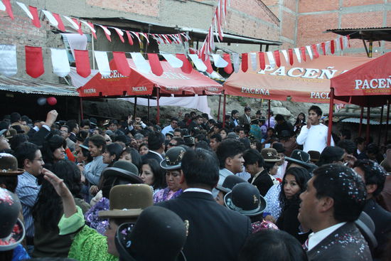 Ein typisch bolivianisches Fest und wir total underdressed mittendrin...