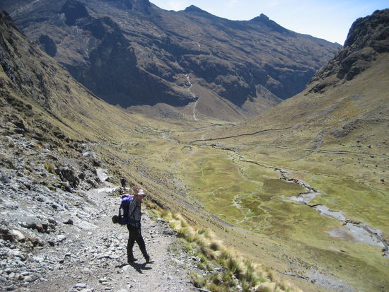 Die ersten Kilometer auf dem Trail. Insgesamt geht es 3600 m bergab.