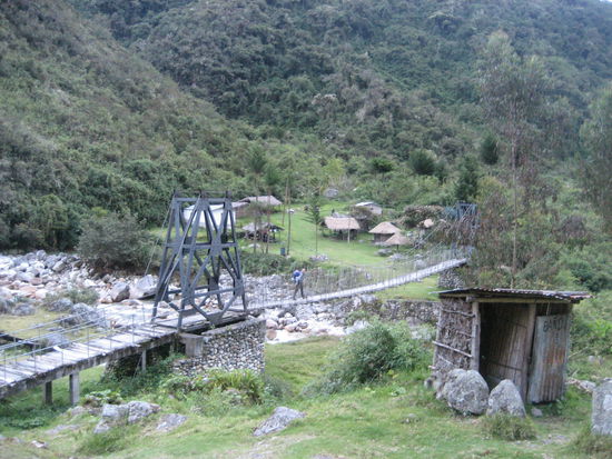 Unser erster Übernachtungsplatz in Challapampa direkt hinter der Brücke.