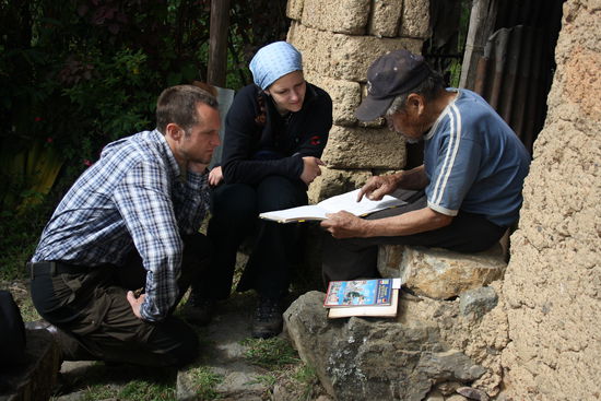 Der berühmte 80 jährige Japaner lebt seit 40 Jahren an diesem Ort. Anhand selbst gemalter Karten erzählt er von seinen früheren Reisen.