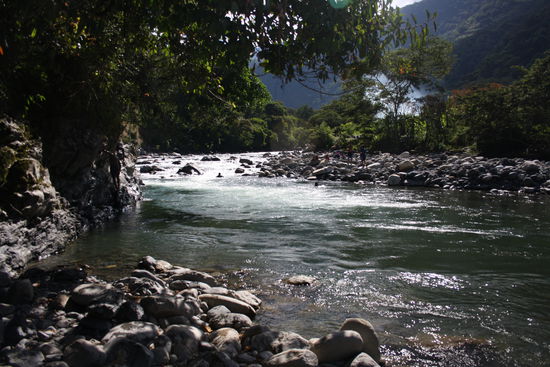 Am Ende des schweisstreibenden Trails freuen wir uns über ein erfrischendes Bad im Fluss.