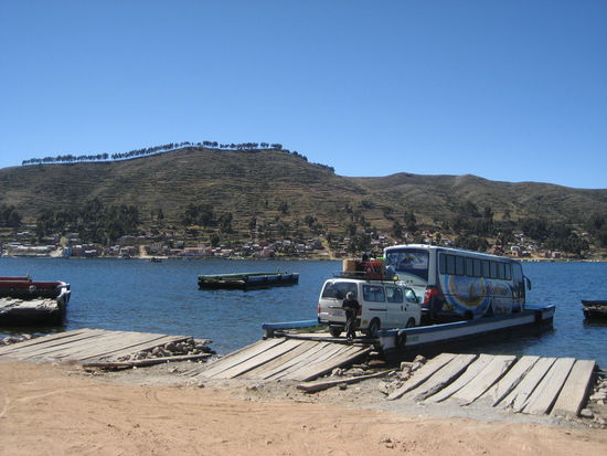 Mit dem Linienbus geht es von La Paz in das 180 km entfernte Copacabana. Diese Ueberfahrt am Titicaca-See ist selbst den Bolivianern nicht geheuer, wir mussten aussteigen und mit dem Begleitboot übersetzen.