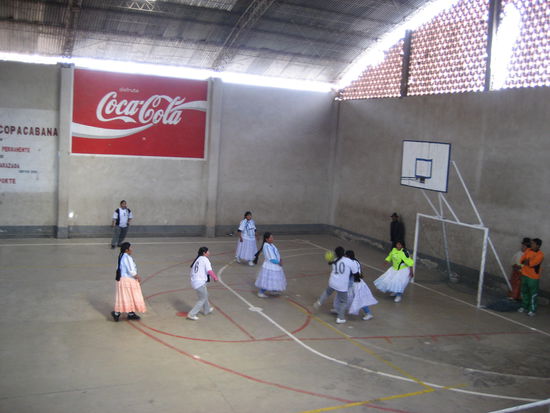 In Copacabana zurück besuchen wir das Fussballfinale zweier Damenmannschaften. Zwar hat nur ein Team Röcke an, aber beide Torhüterinnen. Unsere Fachfrau in Fussball erklärte, so wäre es einfach gerechter.