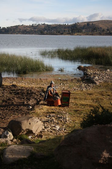Was macht diese Frau mit Ihrem Geldwechseltisch am Strand? Sie wittert das grosse Geschäft, denn gleich gehts los.