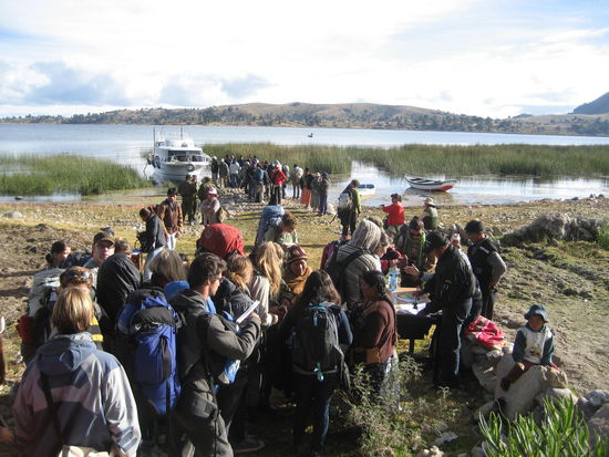 Da die Strasse nach Puno schon seit 16 Tagen von streikenden Landarbeitern blockiert wird, bleibt uns nur der Seeweeg nach Peru. Die Grenzpolizei verlegte Ihre Ausreisebüro kurzerhand an den Strand. Die Frau mit dem Geldwechseltisch mitten drin, rechts wird ausgestempelt und dahinter geht es auf das Boot. Nach 8.5 Std. Fahrt erreichen wir Puno, hohlen unseren Einreisestempel und fahren gleich weiter nach Juliaca.